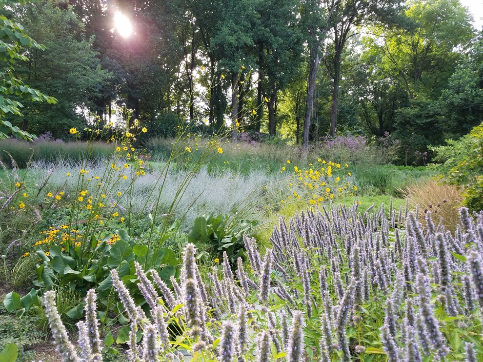 Großer Garten hinter dem Haus mit direkter Sonneneinstrahlung und Natursteinplatten in Philadelphia