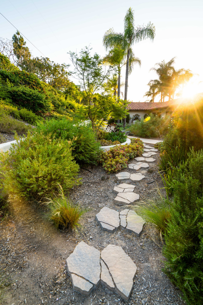 Ejemplo de camino de jardín tropical con exposición parcial al sol y adoquines de piedra natural
