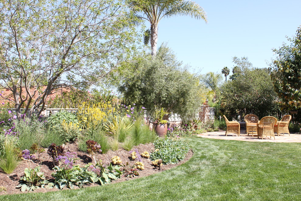 Inspiration for a traditional landscaping in Orange County.