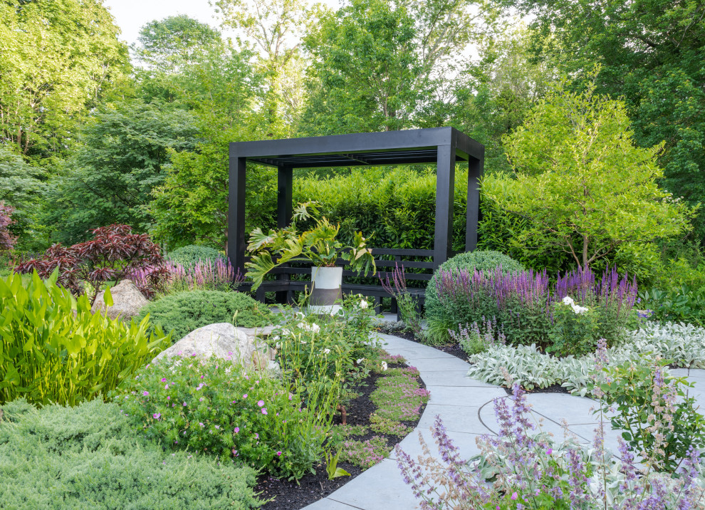Пример оригинального дизайна: участок и сад в стиле неоклассика (современная классика) с полуденной тенью и с перголой