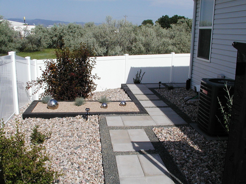 Ispirazione per un piccolo giardino xeriscape moderno esposto a mezz'ombra dietro casa con pavimentazioni in cemento