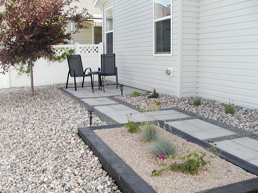 Foto di un piccolo giardino xeriscape minimalista esposto a mezz'ombra dietro casa con pavimentazioni in cemento