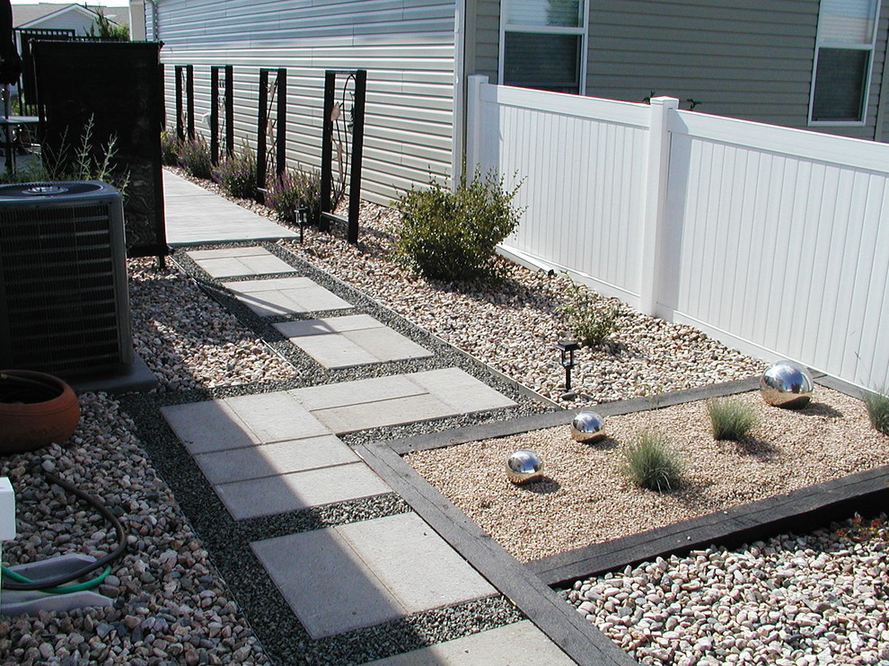 На фото: маленький засухоустойчивый сад на заднем дворе в стиле модернизм с полуденной тенью и мощением тротуарной плиткой для на участке и в саду