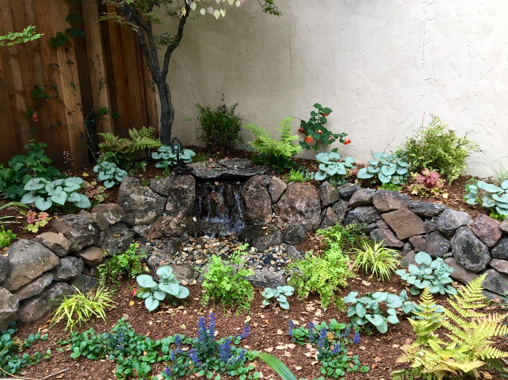 Идея дизайна: маленький участок и сад в стиле фьюжн с покрытием из каменной брусчатки для на участке и в саду