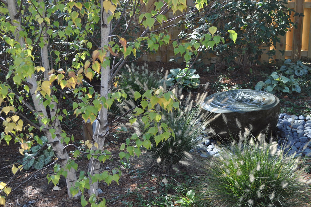 Свежая идея для дизайна: летний садовый фонтан среднего размера на заднем дворе в современном стиле с полуденной тенью и покрытием из каменной брусчатки - отличное фото интерьера