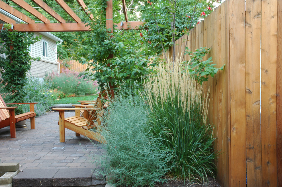 Свежая идея для дизайна: солнечный, летний засухоустойчивый сад среднего размера на заднем дворе в классическом стиле с хорошей освещенностью и мощением тротуарной плиткой - отличное фото интерьера