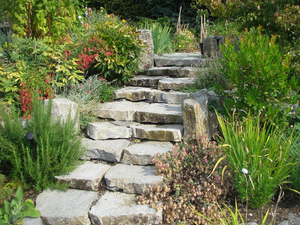 Idee per un giardino classico con un pendio, una collina o una riva, pavimentazioni in pietra naturale e scale