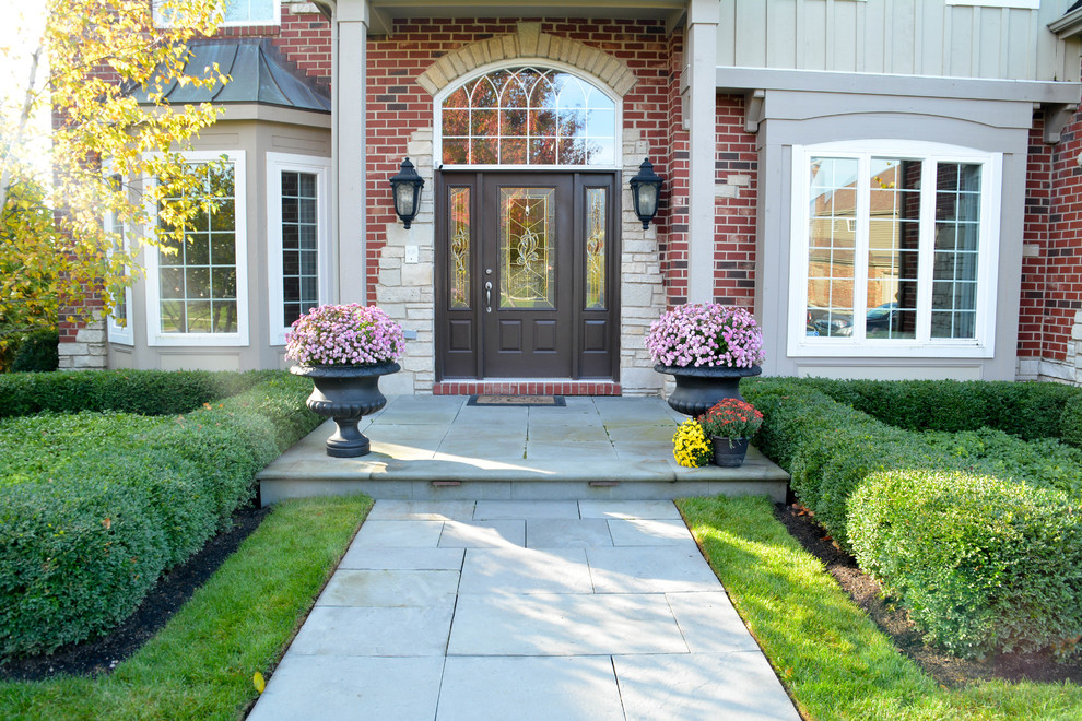Design ideas for a mid-sized traditional full sun front yard stone garden path in Chicago.