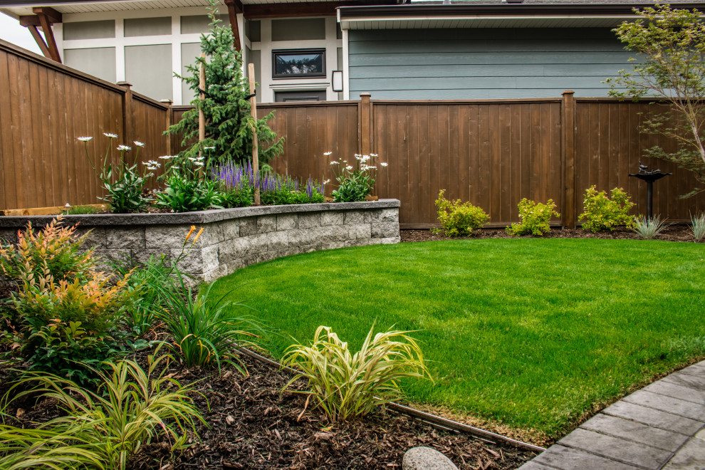 Design ideas for a medium sized classic back garden in Vancouver with lawn edging and mulch.
