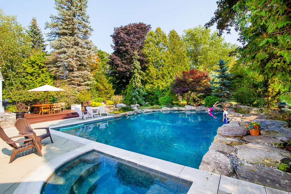 Foto di una piscina country rettangolare di medie dimensioni e dietro casa con pavimentazioni in pietra naturale