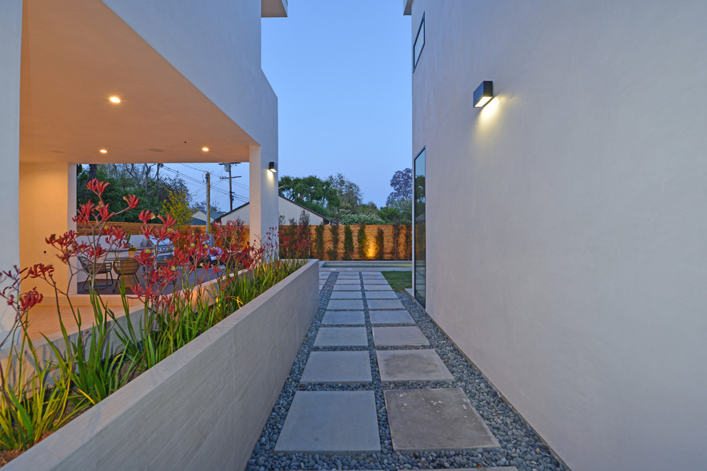 Foto di un giardino contemporaneo in ombra di medie dimensioni e nel cortile laterale con un ingresso o sentiero e pavimentazioni in cemento