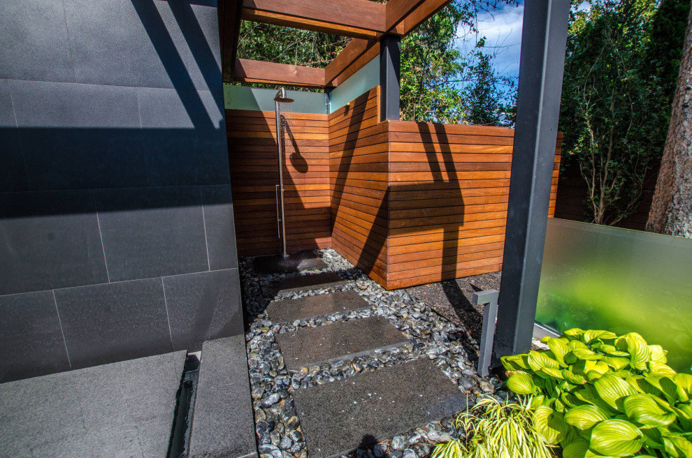 Foto di un giardino formale minimalista esposto a mezz'ombra di medie dimensioni e dietro casa in estate con una cascata