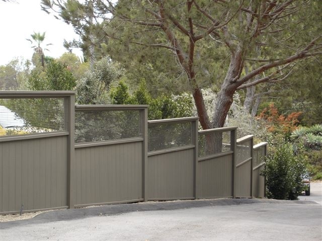 Idée de décoration pour un jardin minimaliste avec une pente, une colline ou un talus.