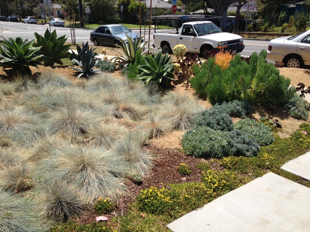 ロサンゼルスにある地中海スタイルのおしゃれな前庭 (真砂土舗装) の写真