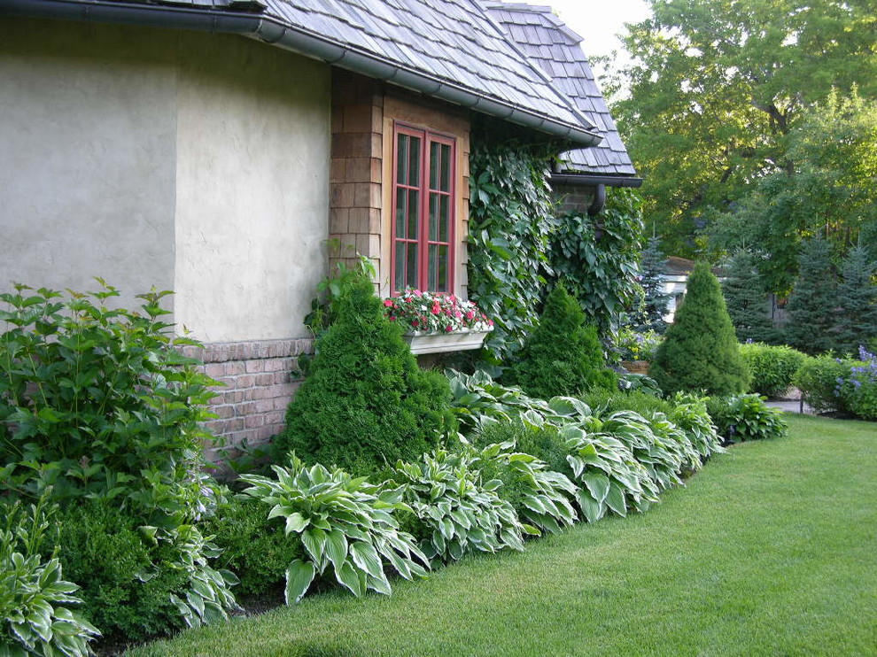 Design ideas for a large traditional landscaping in Minneapolis.