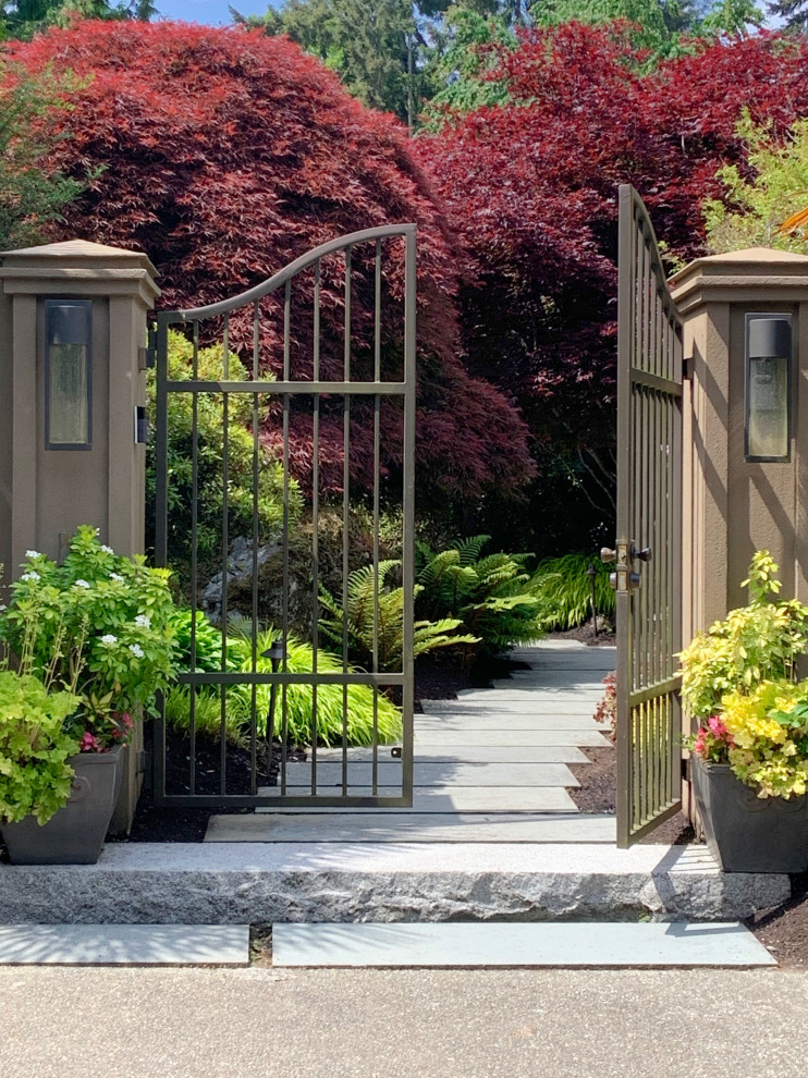 シアトルにある高級な広いミッドセンチュリースタイルのおしゃれな庭の写真