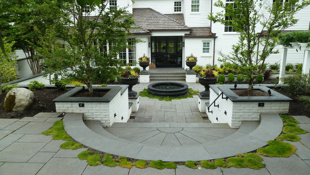 Стильный дизайн: регулярный сад среднего размера на переднем дворе в классическом стиле с садовой дорожкой или калиткой, полуденной тенью и покрытием из каменной брусчатки - последний тренд