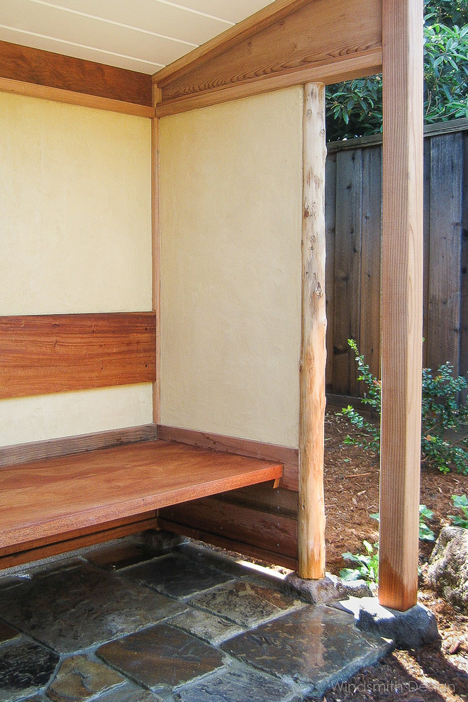 Пример оригинального дизайна: маленький солнечный японский сад на заднем дворе в восточном стиле с хорошей освещенностью и покрытием из каменной брусчатки для на участке и в саду