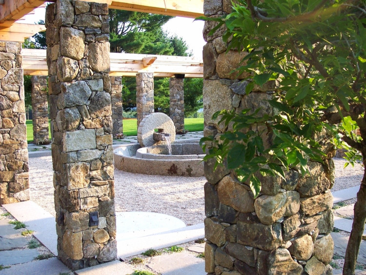 Idee per un giardino formale classico esposto in pieno sole con fontane e ghiaia