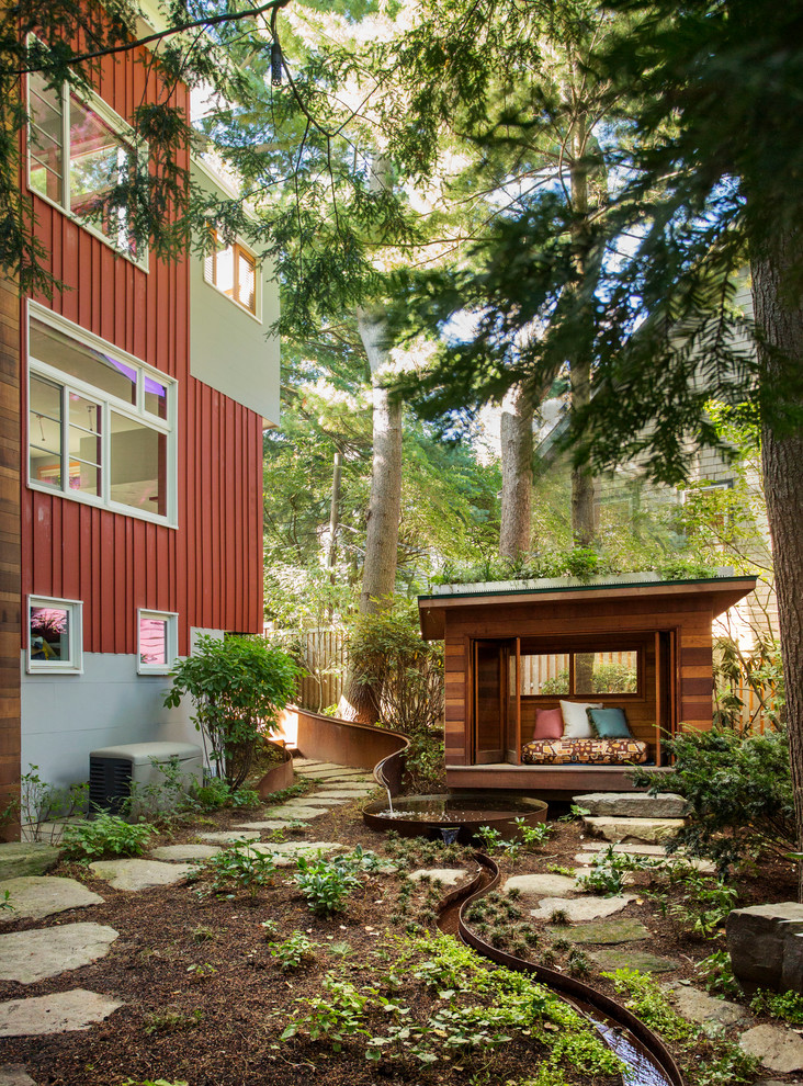Geometrischer, Schattiger Rustikaler Garten hinter dem Haus mit Wasserspiel und Natursteinplatten in Boston