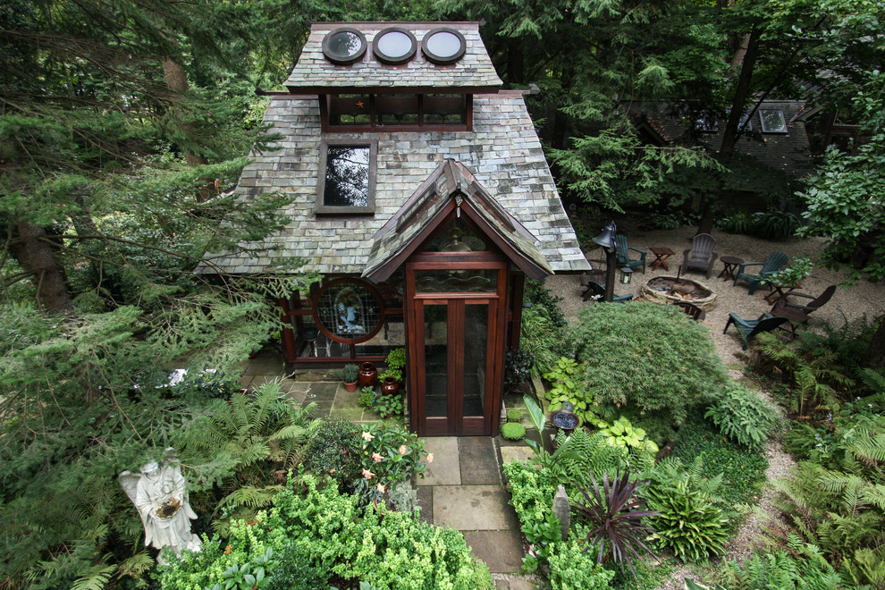Immagine di un giardino etnico in ombra di medie dimensioni e dietro casa con un focolare e pavimentazioni in pietra naturale