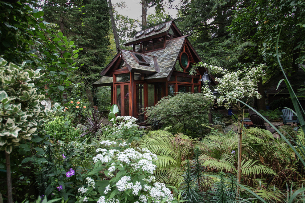 Foto de jardín de estilo zen de tamaño medio en patio trasero con brasero, exposición reducida al sol y adoquines de piedra natural