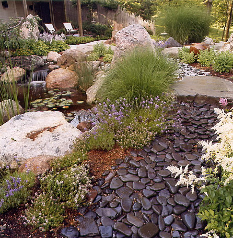 Imagen de camino de jardín minimalista de tamaño medio en patio trasero con adoquines de piedra natural
