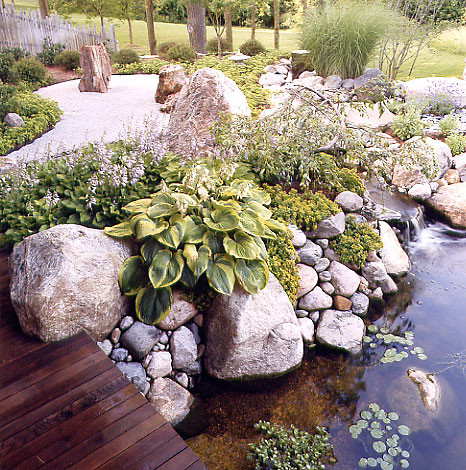 Идея дизайна: садовый фонтан среднего размера на заднем дворе в стиле модернизм с настилом