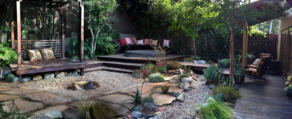 На фото: маленький засухоустойчивый сад на заднем дворе в восточном стиле с полуденной тенью и настилом для на участке и в саду с