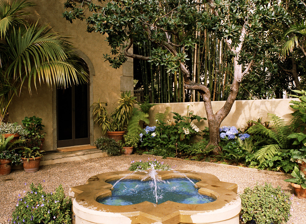 Mediterraner Garten mit Wasserspiel in Los Angeles