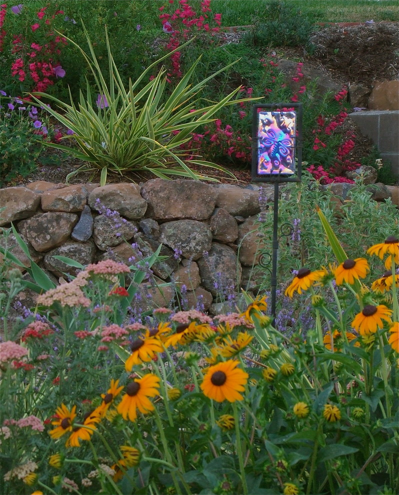 Пример оригинального дизайна: маленький солнечный, летний засухоустойчивый сад на переднем дворе в средиземноморском стиле с хорошей освещенностью, покрытием из гравия и садовой дорожкой или калиткой для на участке и в саду