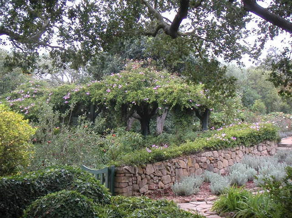 Стильный дизайн: большой участок и сад на заднем дворе в средиземноморском стиле с покрытием из каменной брусчатки - последний тренд
