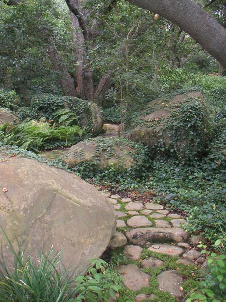 Пример оригинального дизайна: большой участок и сад на заднем дворе в средиземноморском стиле с покрытием из каменной брусчатки