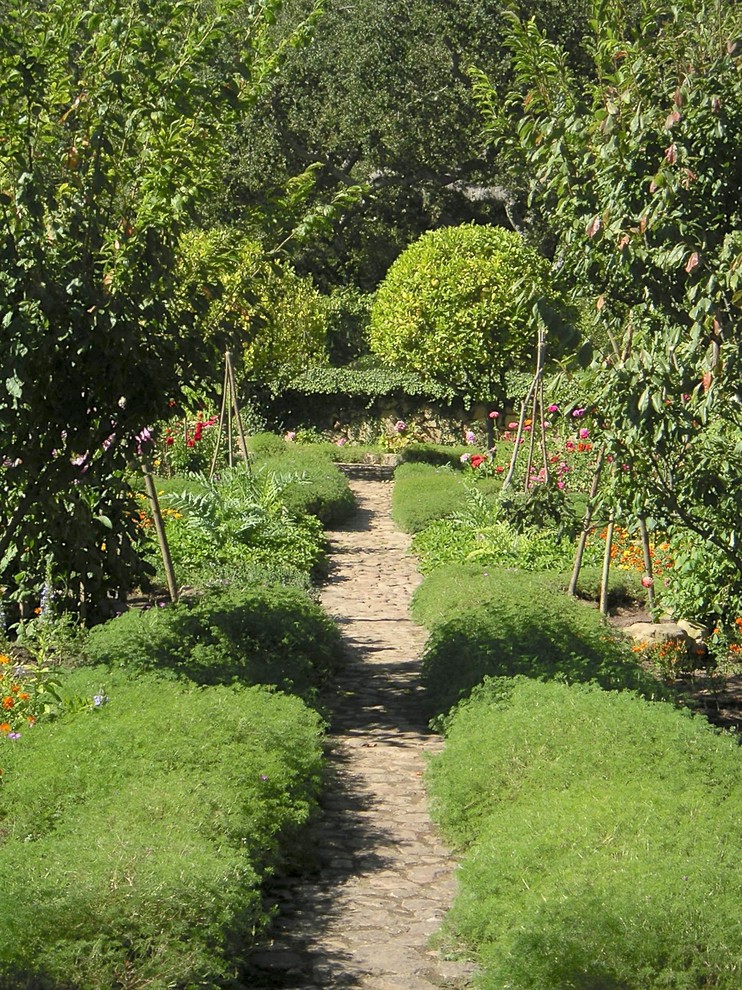 На фото: большой участок и сад на заднем дворе в средиземноморском стиле с покрытием из каменной брусчатки