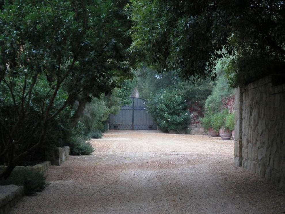 Idee per un grande giardino mediterraneo dietro casa con pavimentazioni in pietra naturale