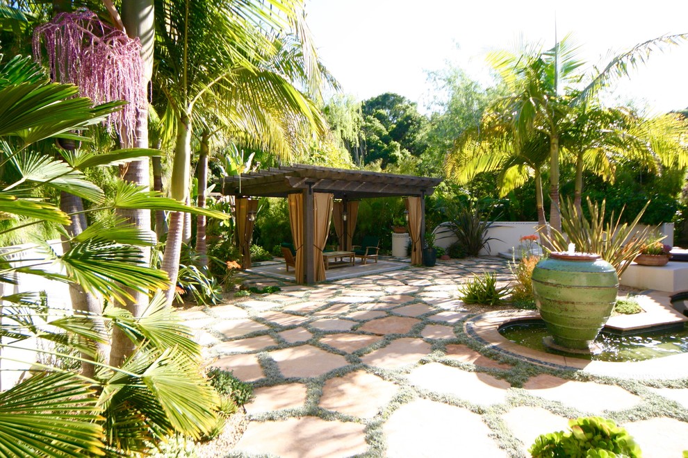 Mediterraner Garten hinter dem Haus mit Wasserspiel in San Luis Obispo