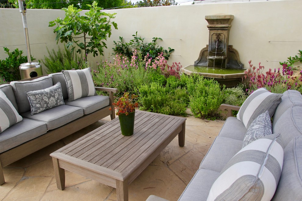 Идея дизайна: солнечный засухоустойчивый сад среднего размера на внутреннем дворе в средиземноморском стиле с хорошей освещенностью и покрытием из каменной брусчатки