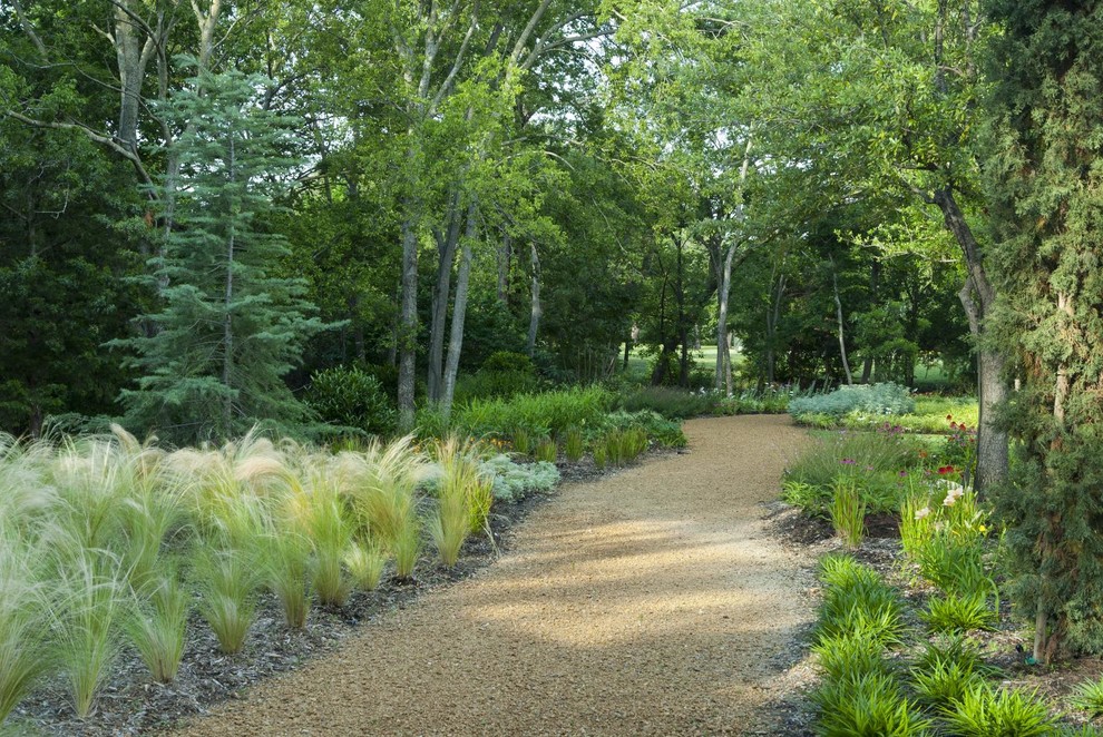 Inspiration for a classic back garden in Dallas with gravel.