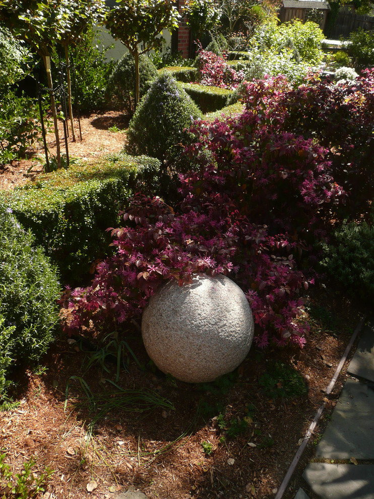 Идея дизайна: большой солнечный регулярный сад на заднем дворе в классическом стиле с садовой дорожкой или калиткой, хорошей освещенностью и мульчированием
