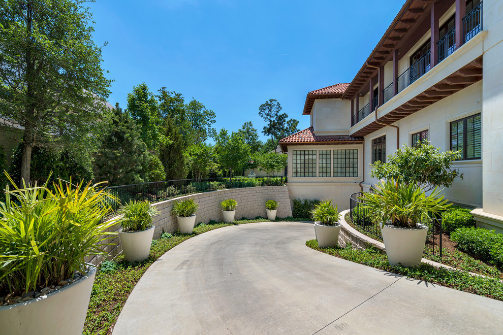 Geräumiger Mediterraner Garten hinter dem Haus mit Natursteinplatten in Dallas