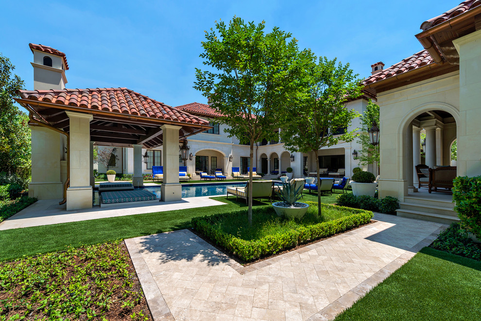 Geräumiger Mediterraner Garten hinter dem Haus mit Natursteinplatten in Dallas