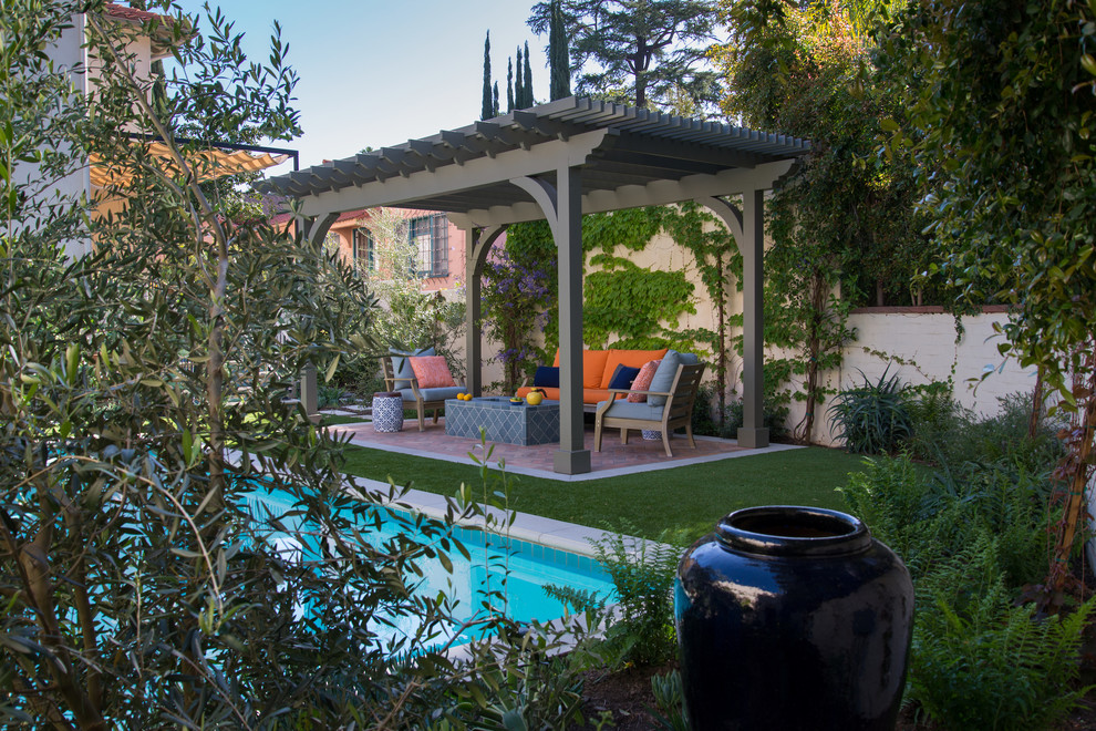 ロサンゼルスにある高級な中くらいな、夏の地中海スタイルのおしゃれな裏庭 (ゼリスケープ、半日向) の写真