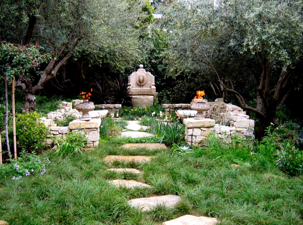 Immagine di un giardino mediterraneo con fontane e passi giapponesi