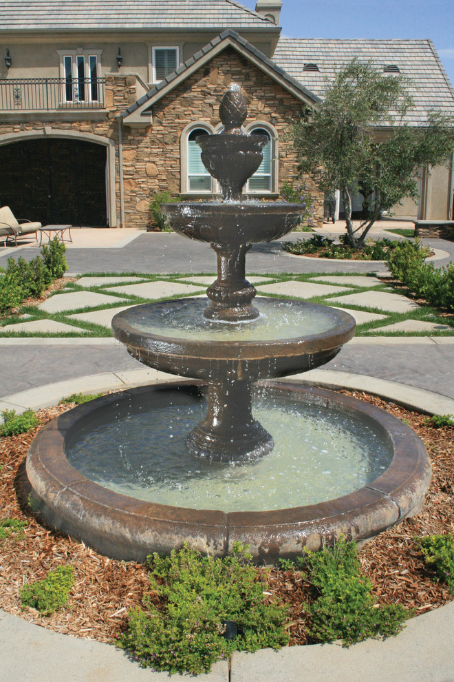 Design ideas for a traditional water fountain landscape in Los Angeles.