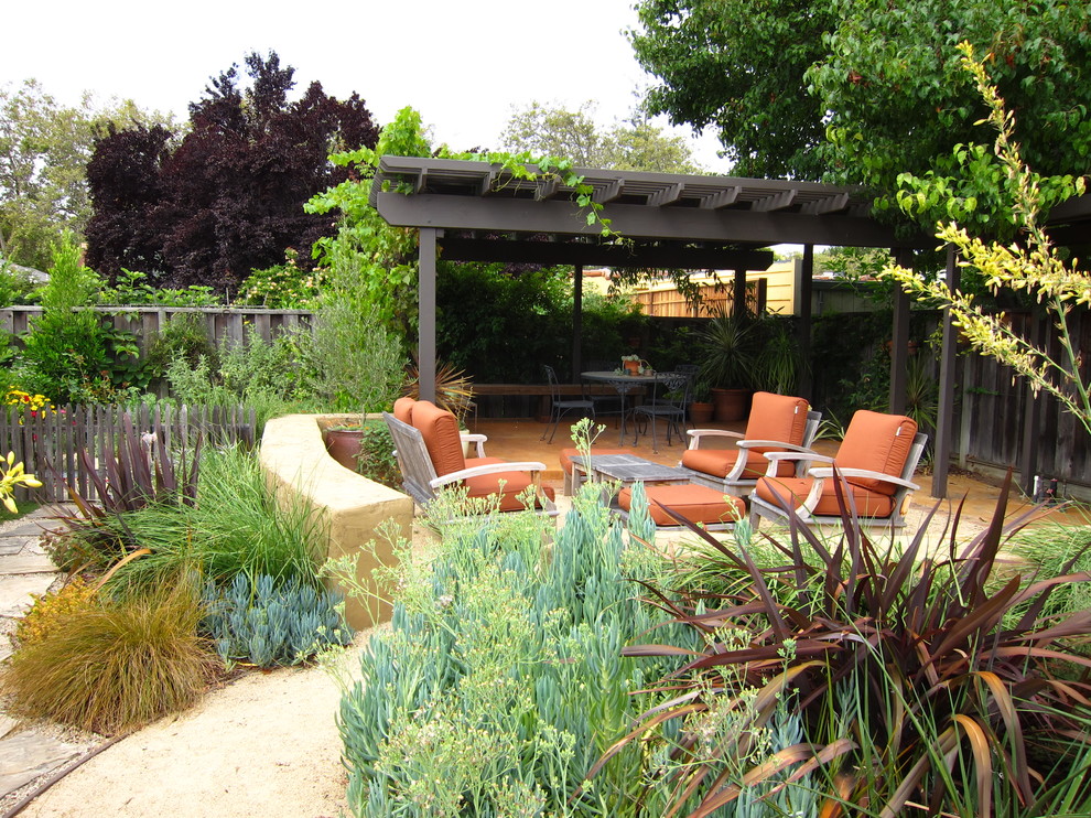 Идея дизайна: солнечный засухоустойчивый сад среднего размера на заднем дворе в средиземноморском стиле с хорошей освещенностью, покрытием из гравия и с перголой
