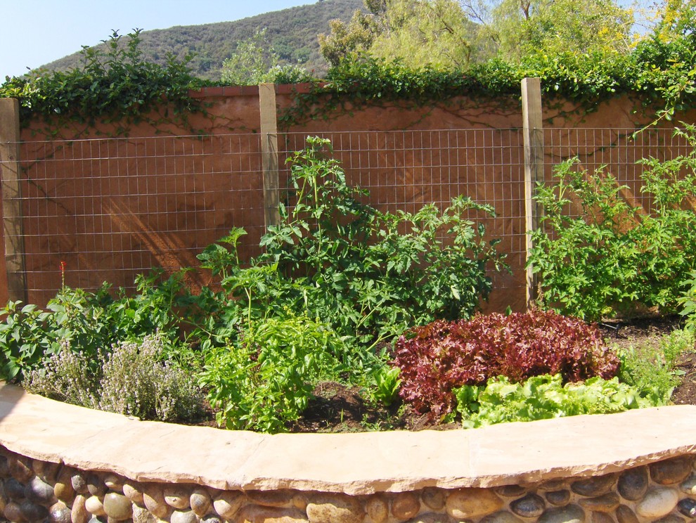 Esempio di un grande giardino xeriscape stile rurale esposto in pieno sole dietro casa in estate con pavimentazioni in pietra naturale
