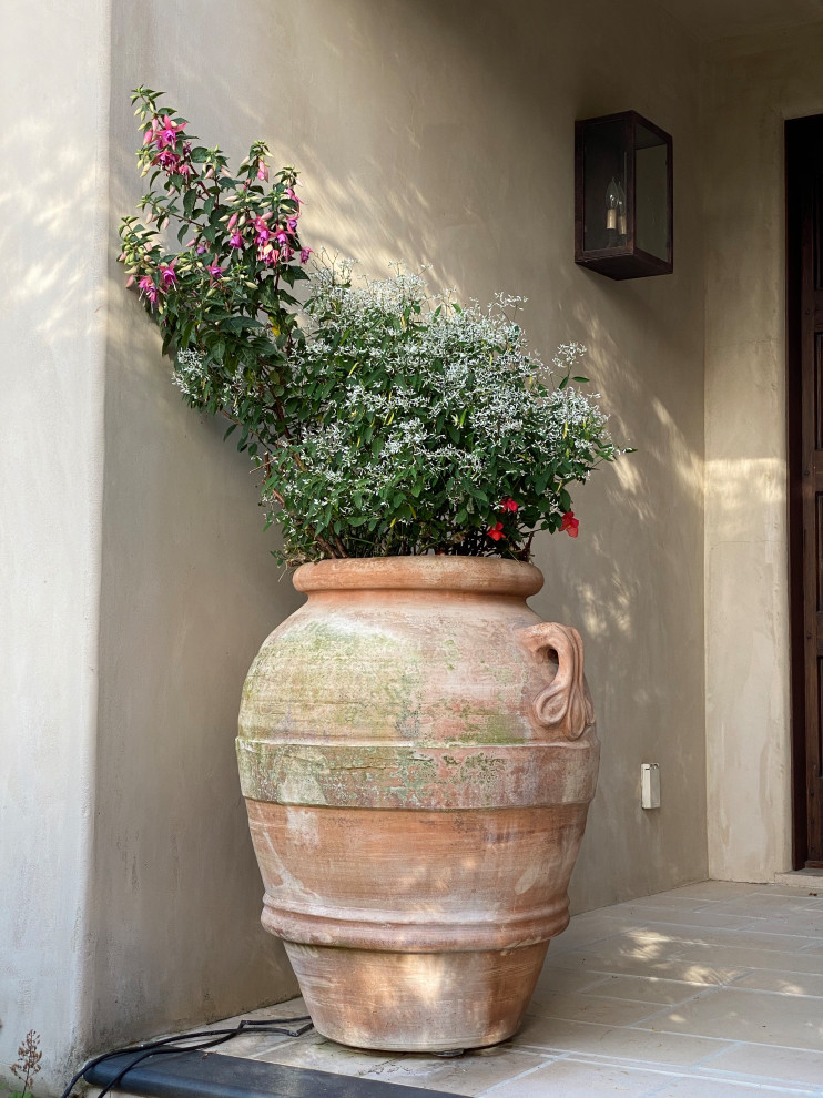 Foto di un grande giardino xeriscape con un giardino in vaso, un pendio, una collina o una riva e graniglia di granito