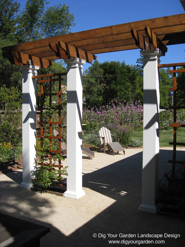 Idee per un ampio giardino formale mediterraneo esposto in pieno sole nel cortile laterale in autunno con ghiaia