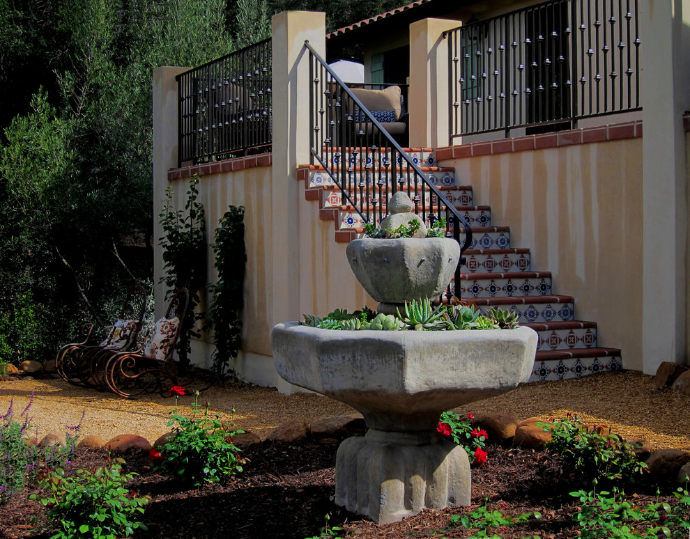 Mittelgroßer Mediterraner Kiesgarten im Sommer, hinter dem Haus mit Kübelpflanzen und direkter Sonneneinstrahlung in Santa Barbara