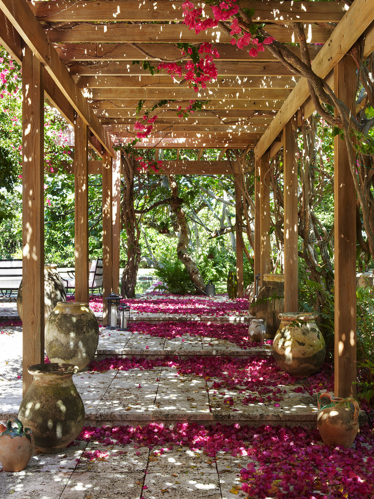 Photo of a mediterranean garden in Miami with a garden path.